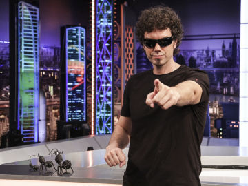 El hombre de negro en 'El Hormiguero'