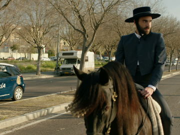 Iñaki intenta conquistar a Carmen a caballo en 'Allí Abajo'