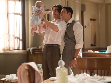 Mateo y Alberto cuidan de la peque&ntilde;a Lourditas