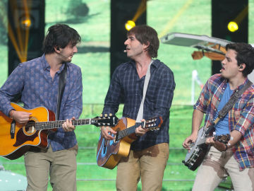 David Guapo canta junto a la banda colombiana Morat