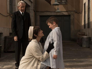 Ana abraza a su hijo Alberto en su llegada a las Galerías Velvet
