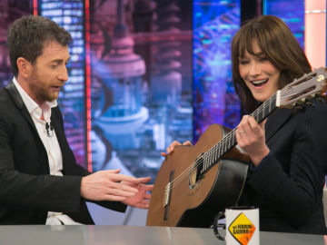 'El Hormiguero 3.0' regala una guitarra espa&ntilde;ola a Carla Bruni