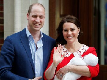 El pr&iacute;ncipe Guillermo y Kate Middleton, con su tercer hijo