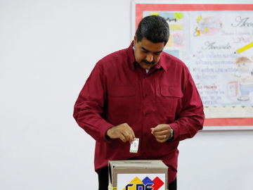 Nicolás Maduro deposita su voto