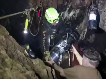 Antena 3 Noticias Fin de Semana (08-07-18) Las autoridades confirman que cuatro de los doce niños atrapados en la cueva de Tailandia ya están en el hospital
