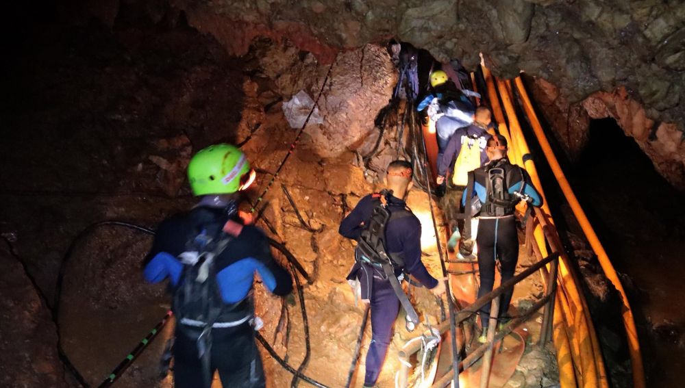 Personal militar tailandés en las operaciones de rescate de los niños y su entrenador atrapados en una cueva de Tailandia