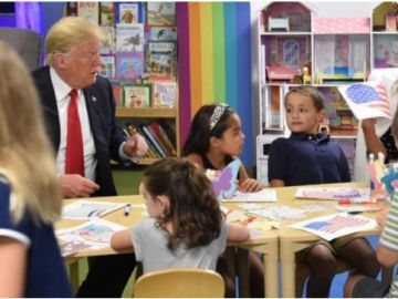 Trump ayuda a unos niños a colorear al bandera de EEUU