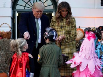 Donald y Melania Trump repartiendo caramelos por Halloween