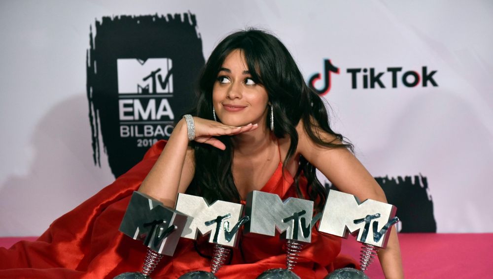 La cantante cubana Camila Cabello posa los galardones recibidos en la gala de entrega de los European Music Awards