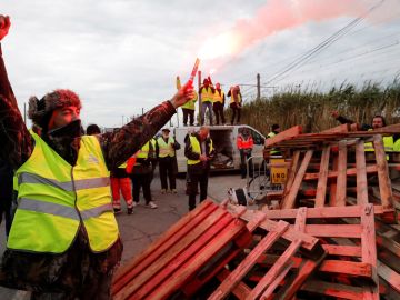 Manifestantes vestidos con chalecos amarillos bloquean el acceso a la refinería de Frontignan