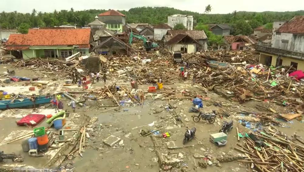  Drones y perros para localizar a los supervivientes del tsunami en Indonesia, que deja ya más de 400 muertos