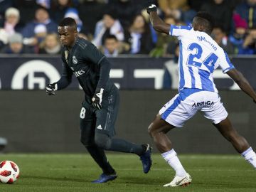 Vinicius regatea a su rival en el partido ante el Leganés