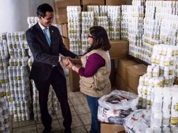 Juan Guaidó junto con la ayuda humanitaria en Venezuela