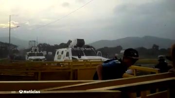 Tres miembros de la Guardia Nacional de Venezuela rompen con su tanqueta la barrera en la frontera con Colombia para desertar