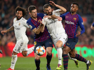 Momento de un Clásico entre Real Madrid y Barcelona