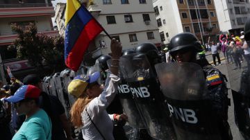 La Policía venezolana y antichavistas se enfrentan en las calles de Caracas