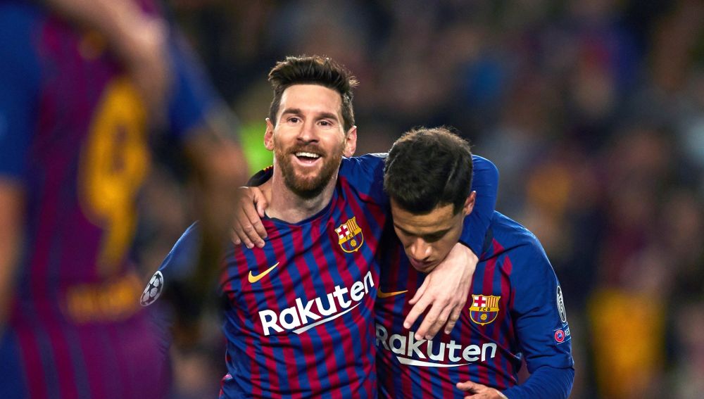 Leo Messi y Coutinho celebran un gol ante el Lyon