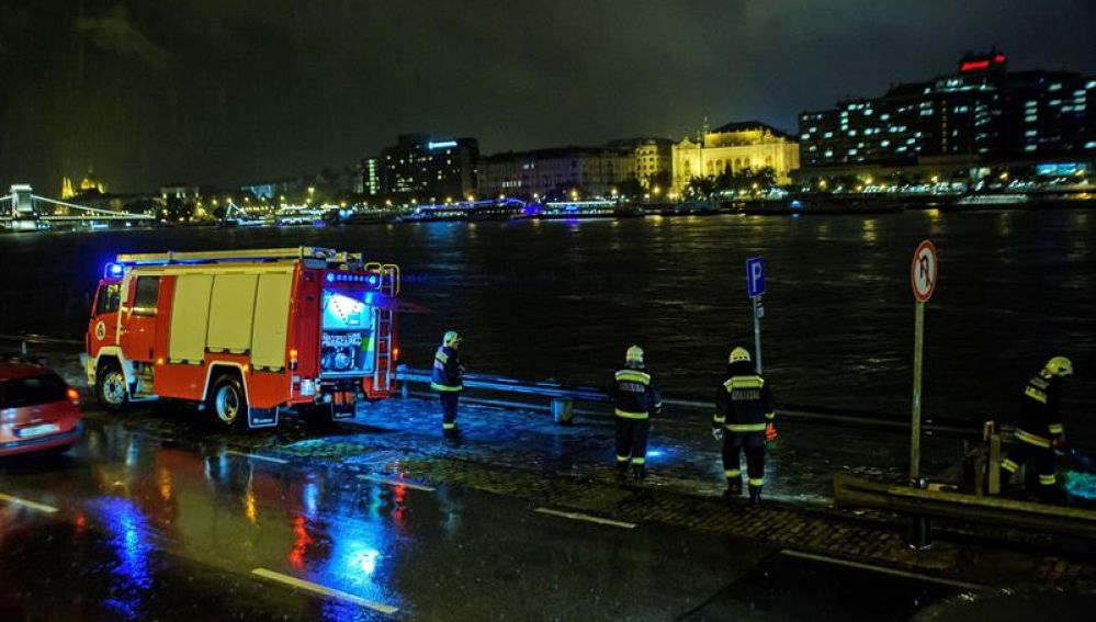 Equipos de emergencias trabajan en el río Danubio en Budapest