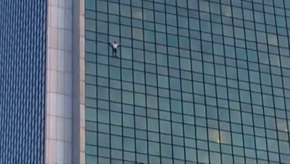 Un hombre escala sin cuerdas un edificio de 170 metros en Varsovia