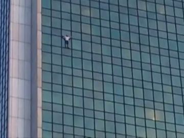 Un hombre escala sin cuerdas un edificio de 170 metros en Varsovia