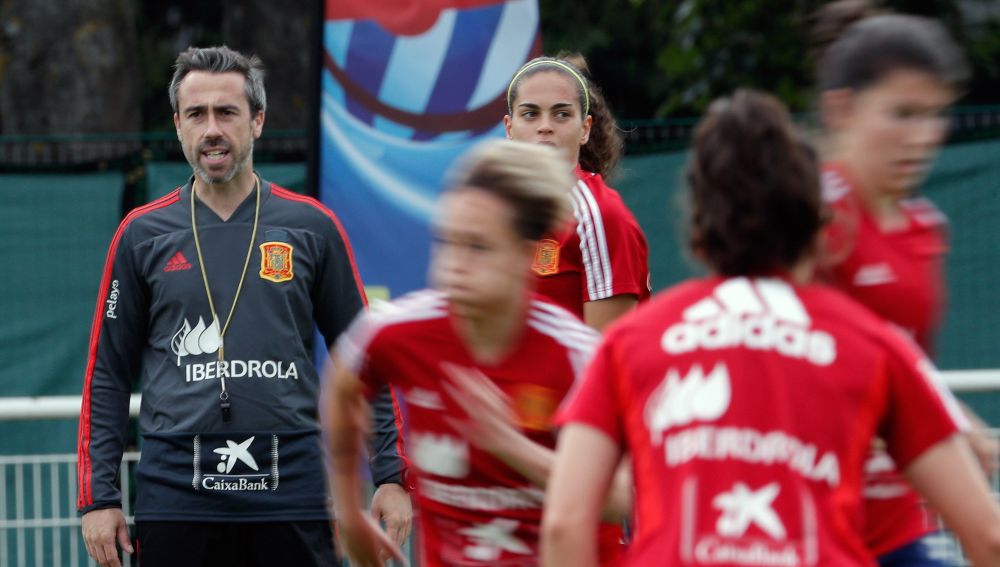 El entrenador de la selección española, Jorge Vilda, durante el entrenamiento que han realizado en Lille (Francia) donde preparan el segundo partido del mundial contra Alemania.