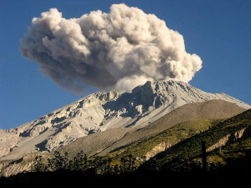 En la imagen, el volcán Ubinas de Perú
