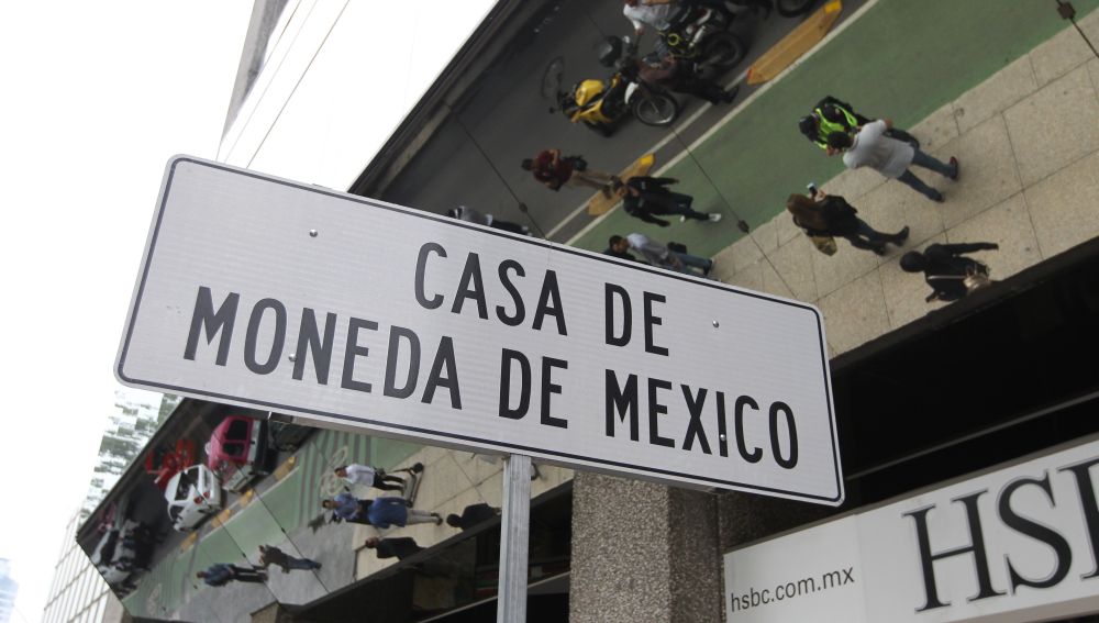  Vista de una señal de ubicación frente a la Casa de Moneda de México