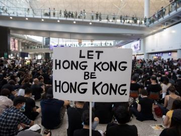 Protestas en el aeropuerto de Hong Kong para exigir al gobierno chino la autonomía de la región