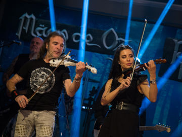Pilar Rubio y Mägo de Oz interpretan 'Fiesta pagana' en directo en 'El Hormiguero 3.0'