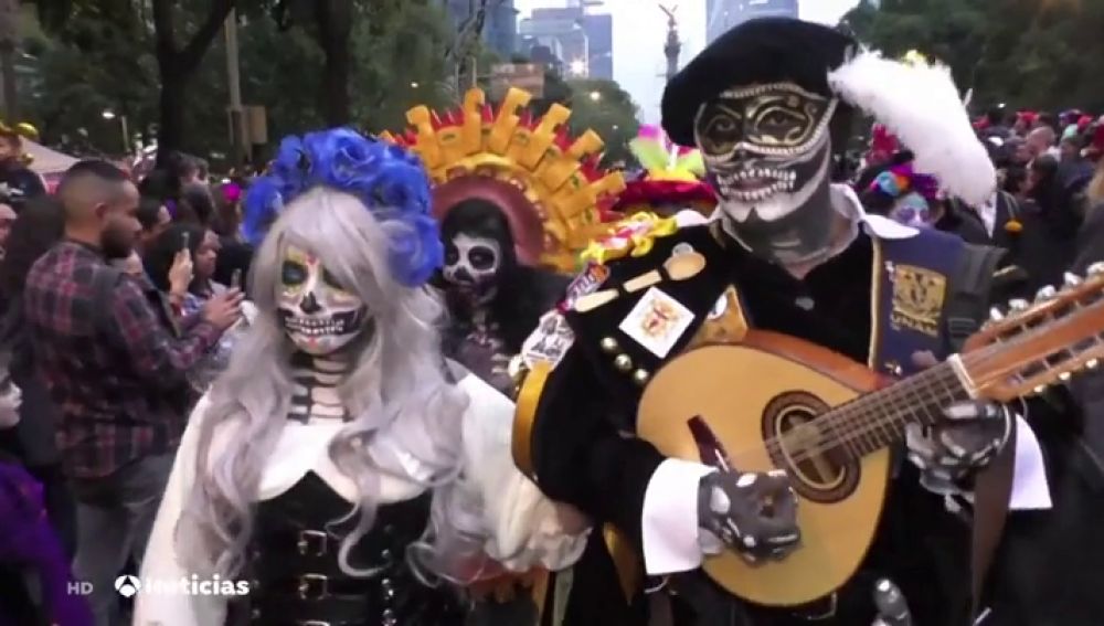 Miles de personas han desfilado para celebrar el Día de Muertos en México