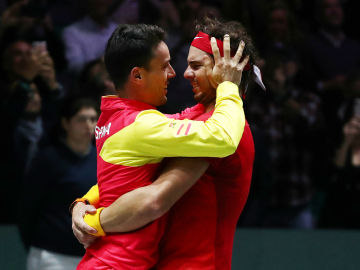 Rafa Nadal se abraza a Roberto Bautista