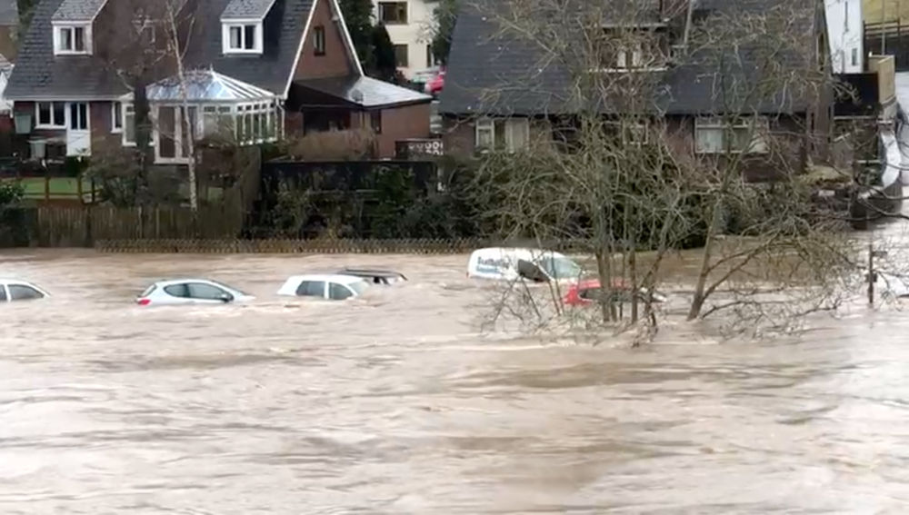 Al menos tres muertos por las inundaciones provocadas por la tomernta 'Dennis' en Reino Unido