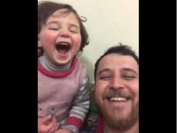 Un padre simula que las bombas en Siria son un juego para hacer reír a su hija de cuatro años