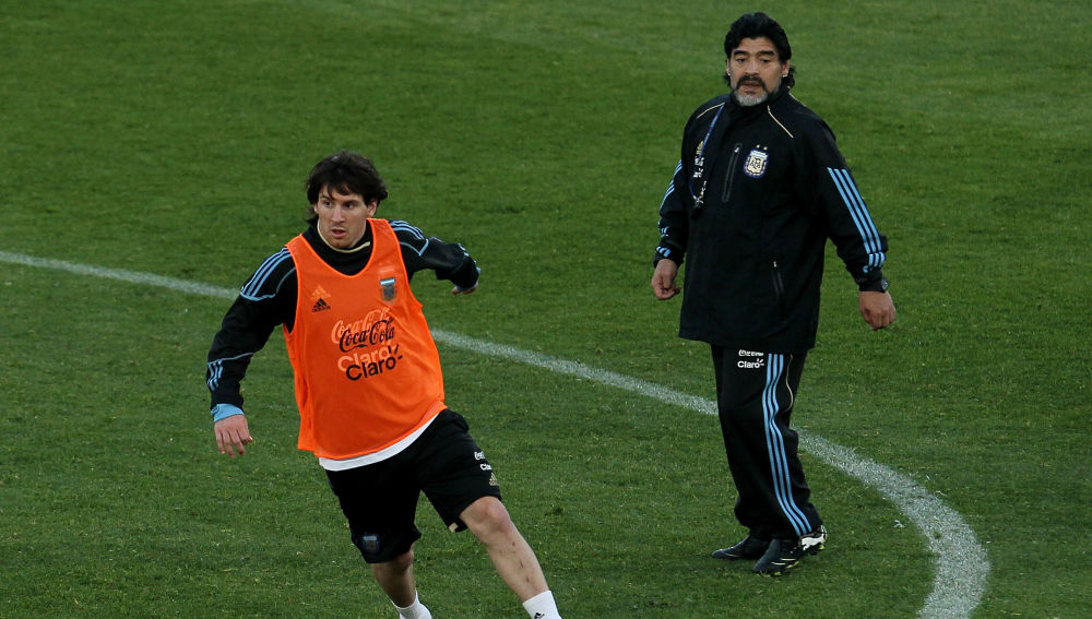Messi y Maradona en el mundial de 2010