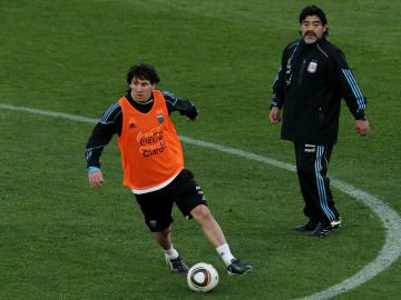 Messi y Maradona en el mundial de 2010