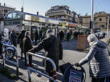 Personas en fila para entrar al supermercado en Italia