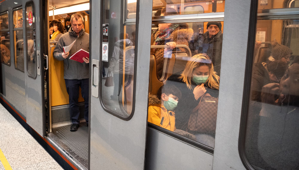 Ciudadanos dentro del metro en Bruselas