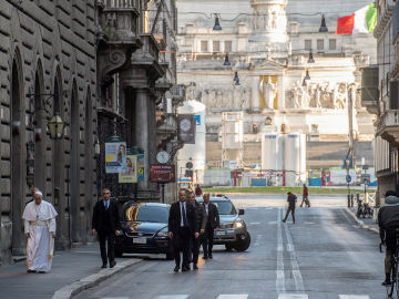 El Papa sale del Vaticano para rezar por el fin de la pandemia del coronavirus
