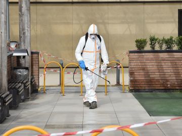 Un hombre desinfectando en Italia