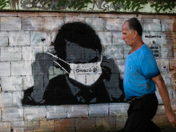 Bolsonaro retratado poniéndose una mascarilla