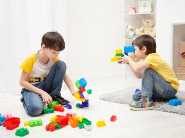 Ni&ntilde;os jugando