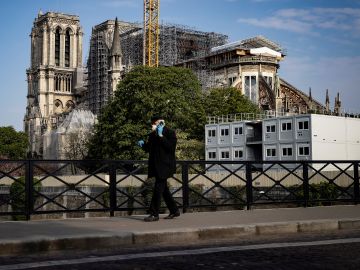 Imagen de un hombre andando en pleno confinamiento por coronavirus en París, Francia