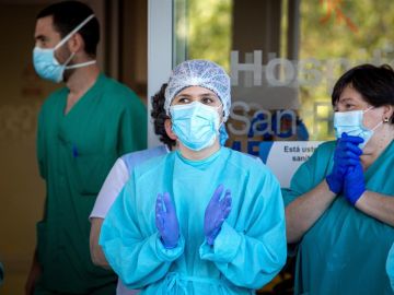 Sanitarios a las puertas de un hospital durante la crisis del coronavirus