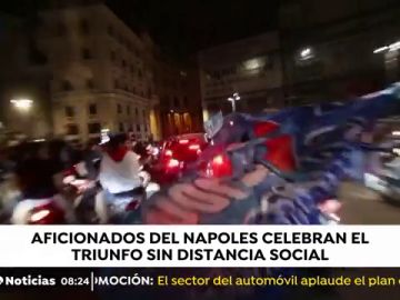 Aficionados del Nápoles celebran la victoria frente a la Juve sin distancia social