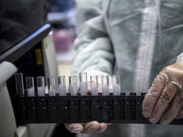 Un médico manipula unas muestras en un laboratorio