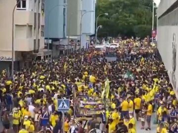 Peligroso recibimiento de cientos de aficionados del Cádiz sin mascarillas ni distancias de seguridad ante el coronavirus