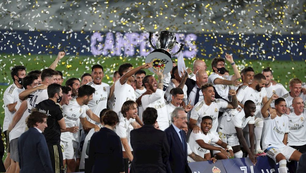 El Real Madrid levanta el título de Liga