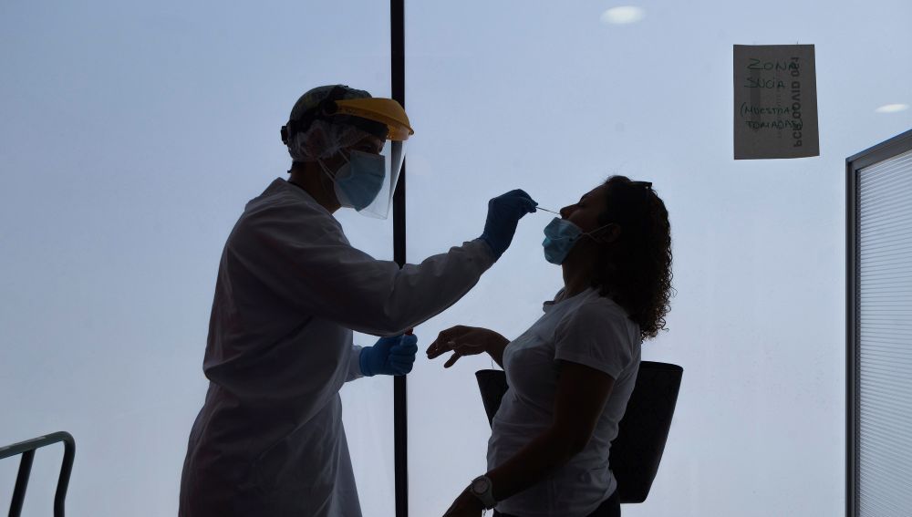 Un enfermero de urgencias del 061 realiza los test PCR en Zaragoza