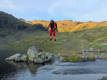 Reino Unido experimenta con un 'jet suit' para rescatar a víctimas en zonas remotas de las montañas