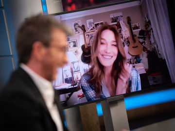 Carla Bruni sorprende en 'El Hormiguero 3.0' cantando 'Por qué te vas' de Jeanette